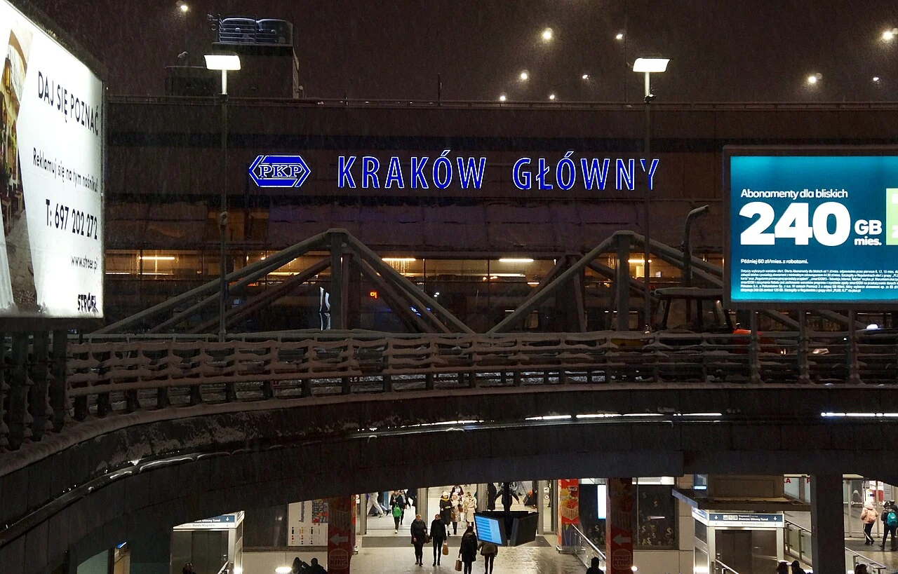 Bosacka-side entrance to Kraków Główny, photographed in December 2022
